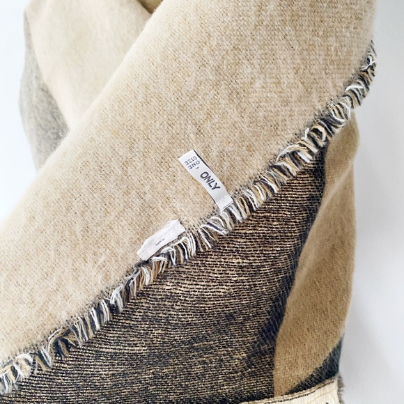 Colourblock Blanket Scarf - Picture 4 of 4